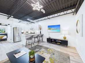 Modern Loft Near Port Beach Dining -unit 201