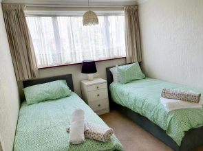 Nicely decorated 3 bedroom house near Heathrow, London