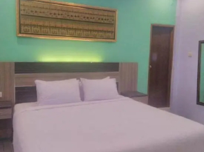 Queen Guest House by RedDoorz