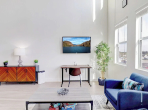 Loft with Views-King Bed-Close to Shop/Dine-Parking 4011