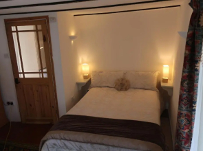 Central Boscastle studio flat