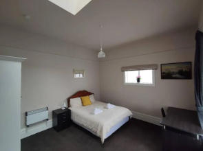 5 Large Bedroom Villas Suitable for 10People (CBD)