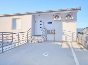 Queen's Lodge Mastrinka by Litto