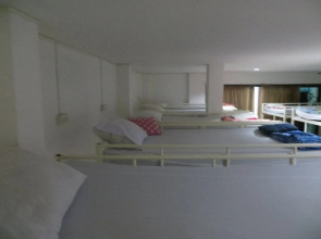 Lucky House Dorm & Private Rooms