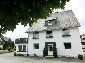 Snug Holiday Home With Storage, Roof Terrace, Private Garden