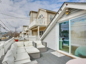 Wildwood Retreat w/ 2 Balconies: 5 Blocks to Beach