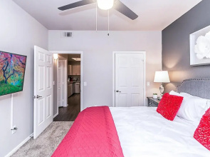 Executive King, Close to Shops, Dining, Golf w Parking 1064