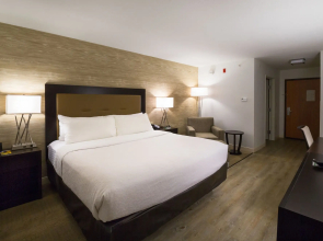Holiday Inn & Suites Bloomington-Airport