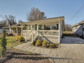 < 3 Mi to Dtwn: Modern Cottage in Greenville!