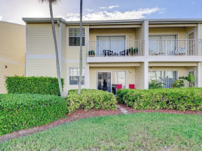 Walk to Beach: 1st-floor Unit w/ Pool in Melbourne