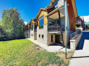 Downtown Getaway W/ Private Garage - Near Ski Resort 2 Bedroom Townhouse