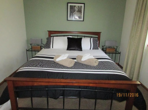 Lazy Days Bed and Breakfast Cottage
