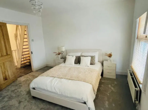 House - Sleeps 6 - Garden - Parking