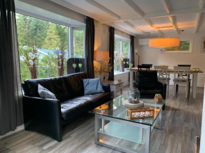 78 m2 double chalet - SAUNA -bubbel HOTTUB veranda-woods--big outdoor woodstove-BBQ