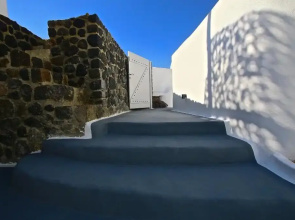 Karpimo & Fertimo Suites Santorini