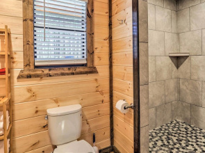 'the Breeze' - Broken Bow Cabin w/ Hot Tub & Deck!