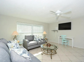 Canal 315 - Right in Siesta Key Village!