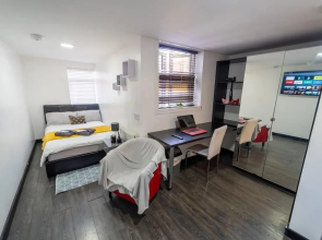 Cosy top Floor Studio Available Near the City!