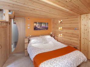 Porthole Log Cabin