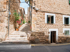 CAN MATEU - Chalet with terrace amidst the Tramuntana mountain range, a few km from Biniaraix  and Fornalutx. Free WiFi