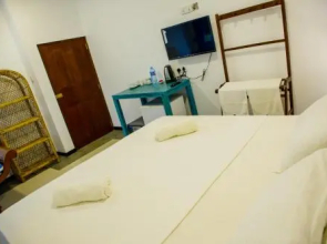 Doors Guest House & Cafe