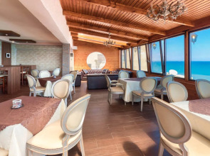 Mackenzie Beach Hotel & Apartments