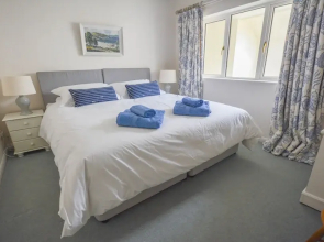 Clifton Court Apt 16 With Heated Pool