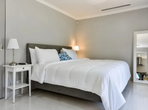 NEW Modern Cozy Studio Walking Distance to Beach