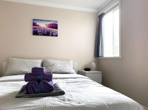 Perfect Location - Tidy & Comfy Suite 5 Mins to Skytrain & Restaurant & Banks, 2 Stops To Metrotown, 5 Stops To Downtown