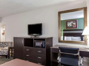 Howard Johnson Hotel by Wyndham Newark Airport