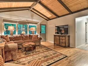Walk to Main St: Highlands Cottage w/ Fireplace