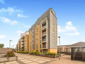Stevenage's No1 Town Centre Apartment, Upto 5 People, With Free Car Park - Book Today
