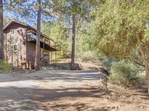Walk to Village! Romantic Pine Mtn Nature Escape