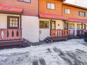 < Half-mi to Red River Ski Area: Townhome w/ Patio