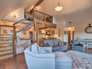 Pet-friendly Branson West Lodge w/ Hot Tub!