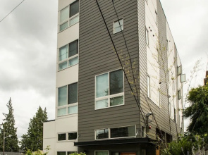 Modern Seattle Condo Sleeps 4