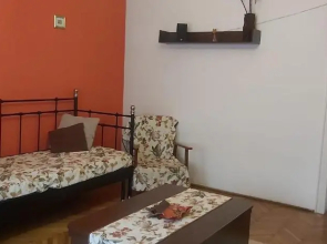 Family 4 rooms apartment in house with garden