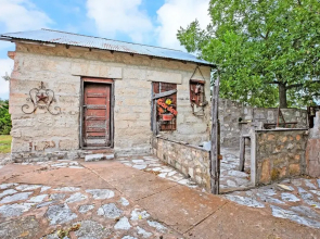 New! Stunning Historic Home Near Town With Bbq!