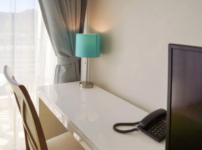 Waikiki Banyan - Ocean View Tower 1 Suite 3209