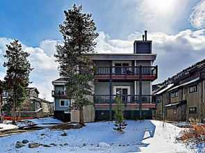 New Listing! Mountain-view Getaway: Stroll To Town 2 Bedroom Condo
