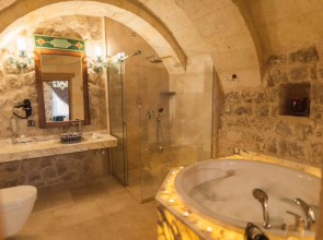 Solo Cave Suites