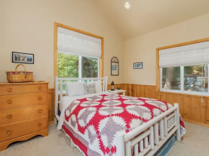 Lazy Bear Lodge 3 Bedroom Home by NW Comfy Cabins by RedAwning