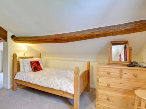 Pretty Holiday Home With Sunny Garden and a Comfortable Four-poster bed