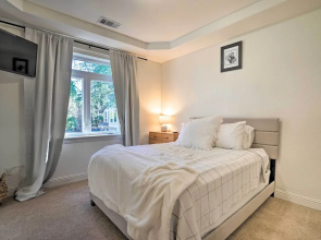 Luxe Getaway w/ Riverfront Views in Grants Pass!