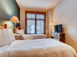 Ski in, ski out 3 Bedroom at Lone Eagle in River Run