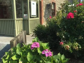 Riverbank, Country Pub and Guesthouse