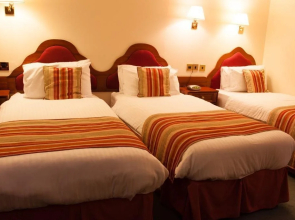 Clan Macduff Hotel