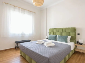 Stylish 2 Bd Urban Retreat Near Panormou