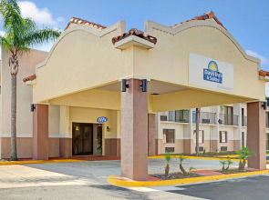 Days Inn & Suites by Wyndham Tampa/Fairground/Casino Area