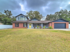 Grand Valrico Home w/ Deck, Fire Pit & Yard!
